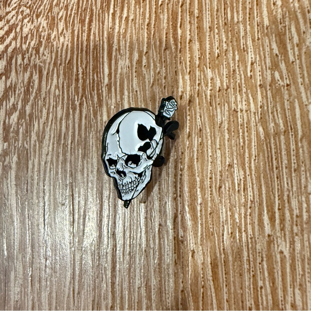 Gothic skull rose pin